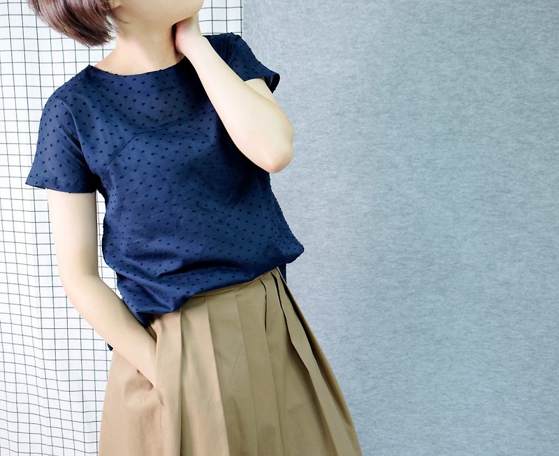 hikidashi 圓領連袖拼接上衣。藍點 - 女上衣/長袖上衣 - 棉．麻 藍色