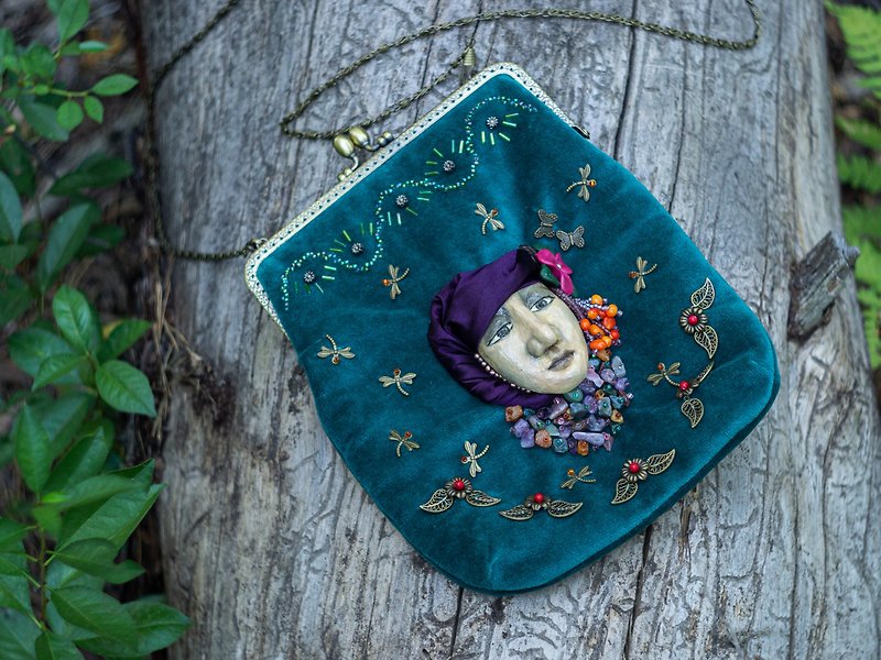 Evening Velvet Emerald Women&#x27;s Bag with a Face Embroidered with Stones and Beads