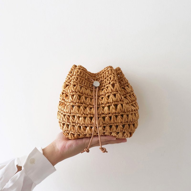 Small bud straw bucket bag-Licorice cross-body bag Bahnhof handmade - กระเป๋าหูรูด - ผ้าฝ้าย/ผ้าลินิน สีนำ้ตาล