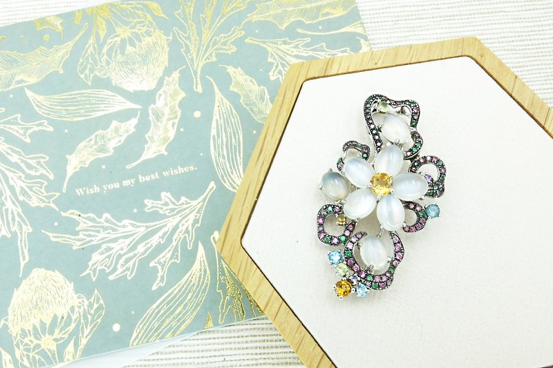 Moonstone floral brooch pendant - เข็มกลัด - เครื่องประดับพลอย หลากหลายสี