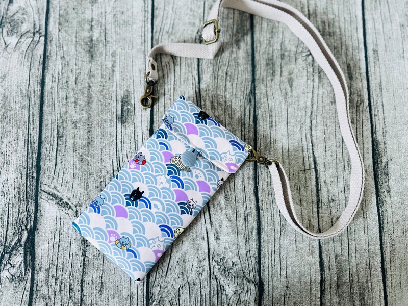 Handmade Phone case with Adjustable strap, Japanese vintage pattern - กระเป๋าแมสเซนเจอร์ - ผ้าฝ้าย/ผ้าลินิน สีน้ำเงิน