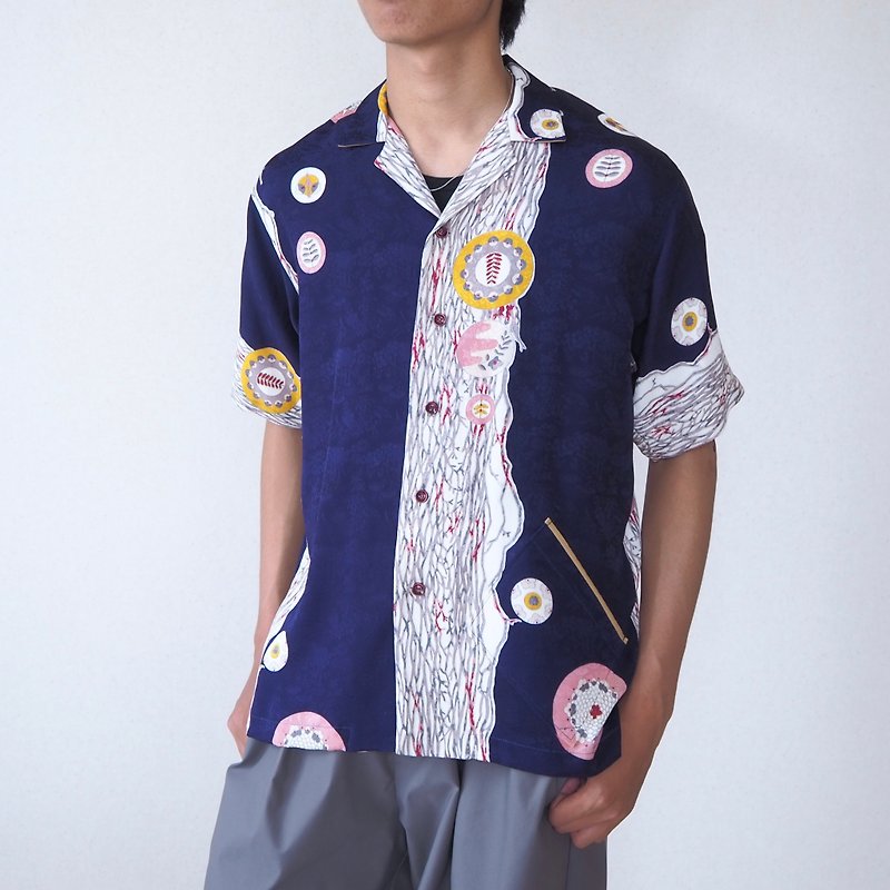 【日本製】UMUI upcycled Kimono shirt M, coral pattern, Kimono remake - Men's Shirts - Silk Purple