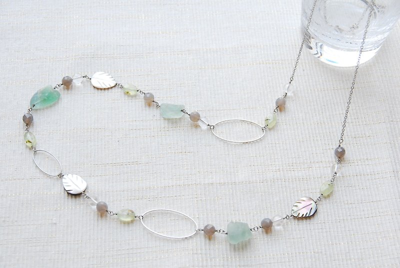 Rough Rock Fluorite and Black Butterfly Shell Leaf Necklace Green - Necklaces - Gemstone Green