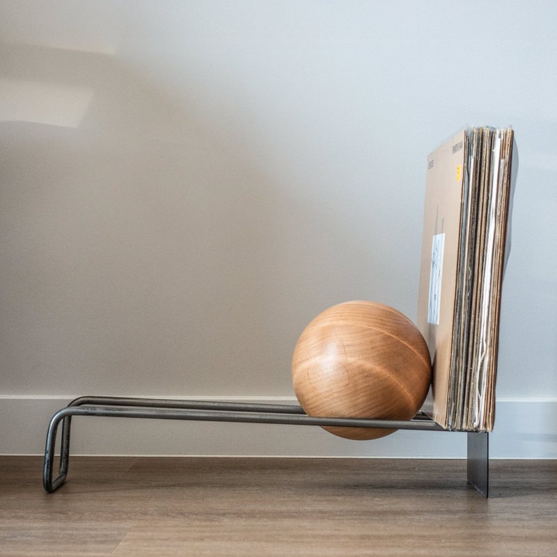 Modern Steel and Wood Vinyl Record Stand – Sculptural Book Display - 居家收納/收納盒/儲物盒 - 其他金屬 灰色