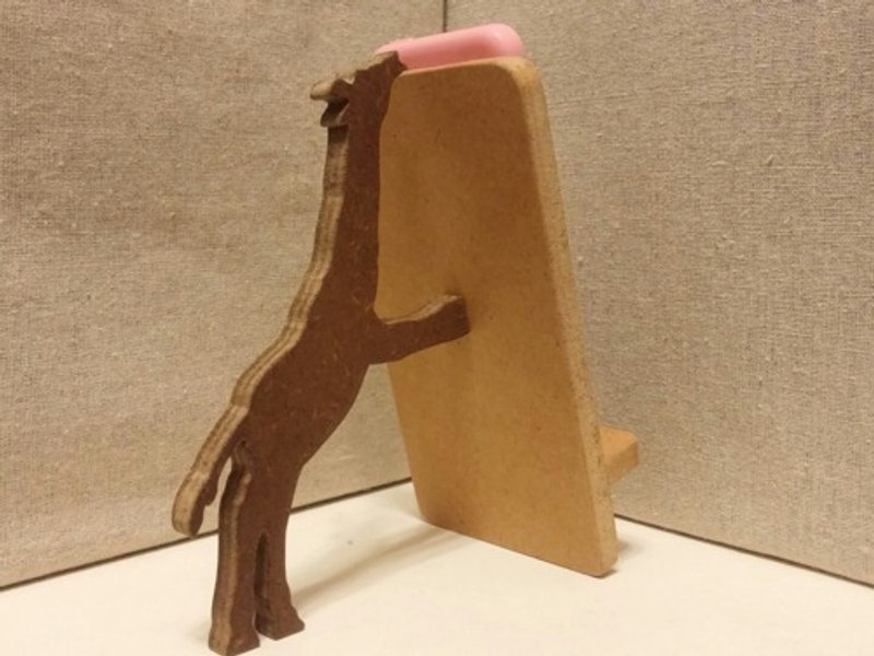 キリンが支える携帯・スマホスタンド　ナチュラル - チャーム - 木製 