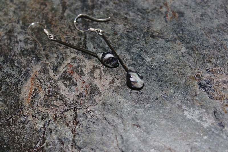 Polar Lover soft ceramic pin/clip type fishing earrings - ต่างหู - ดินเผา สีดำ