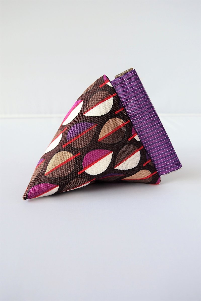 三角夾口口金包 (紫褐葉子) - 化妝袋/收納袋 - 棉．麻 紫色
