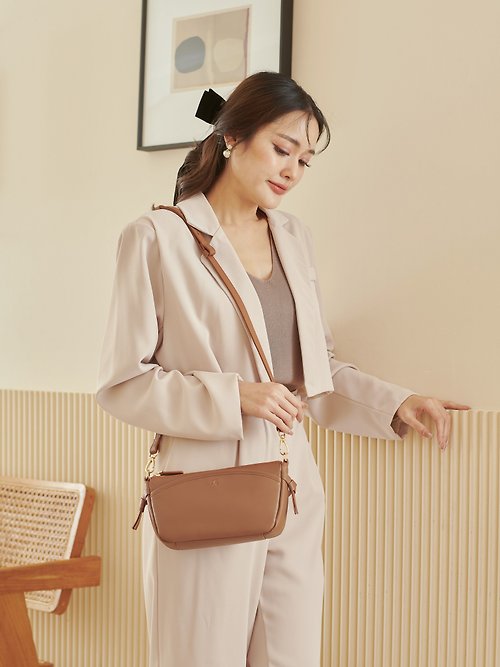 Charin JOY (Oak brown) : Crossbody bag, Soft Cow Leather ,Lightweight bag, Shoulder bag