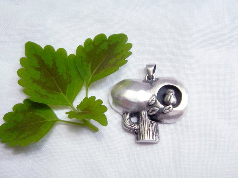 原來樹上有鳥 ‧ 鳥與樹 | 純銀項鍊墜子 | 手工限量 附蠟繩 - 項鍊 - 純銀 銀色