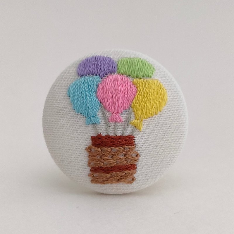 パステルカラーの気球刺繍ブローチ - 胸針 - 棉．麻 多色