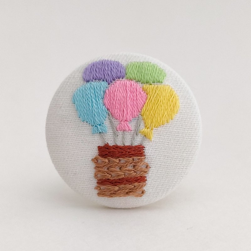 パステルカラーの気球刺繍ブローチ - 胸針 - 棉．麻 多色