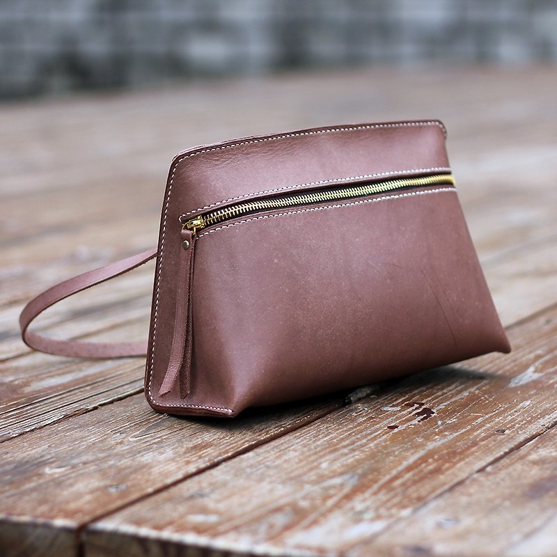 [Yingchuan Handmade] Triangle dating bag/cross-body bag/side bag/hand-stitched leather/red coffee - กระเป๋าแมสเซนเจอร์ - หนังแท้ สีนำ้ตาล