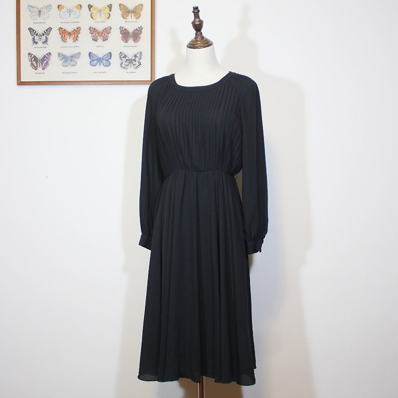 (Vintage日本古著洋裝)黑色胸前精緻細摺長袖洋裝F3529 - 連身裙 - 其他人造纖維 黑色