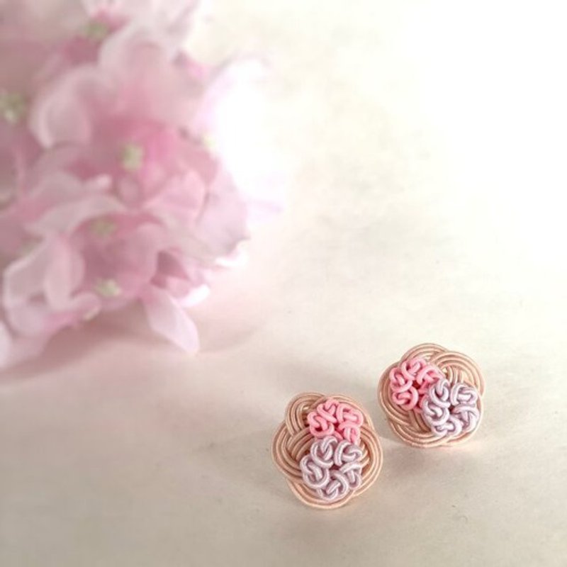 チタンピアス【桜】水引製　桜　オリジナル染色水引一部使用 - 耳環/耳夾/耳骨夾 - 其他材質 粉紅色