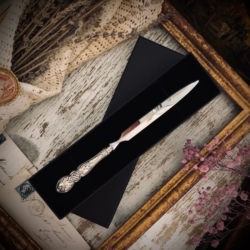 1920 British George V Sheffield sterling silver handle grapevine carved sword-shaped letter opener - กรรไกร - เงินแท้ สีเงิน