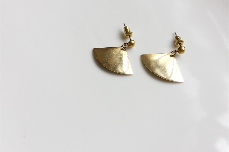 Piece of simple wild brass modeling earrings - ต่างหู - เครื่องเพชรพลอย สีทอง