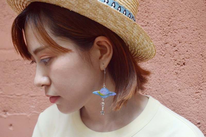 Fantasy Nebula Blue Purple Planet Double-sided Painted Color Earrings Ear Clips Hand-painted Wooden - ต่างหู - ไม้ สีน้ำเงิน