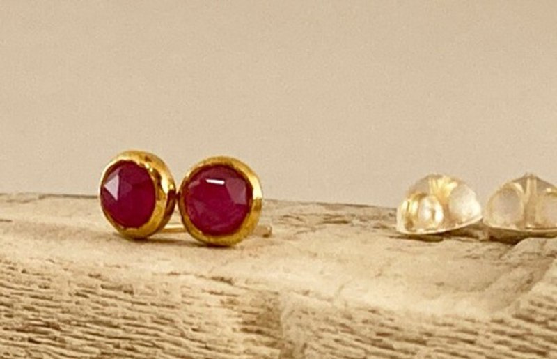 ローズカット天然ルビー 4ミリ直径スタッドピアス　K24 Pure Gold+Natural Ruby - 耳環/耳夾/耳骨夾 - 其他金屬 