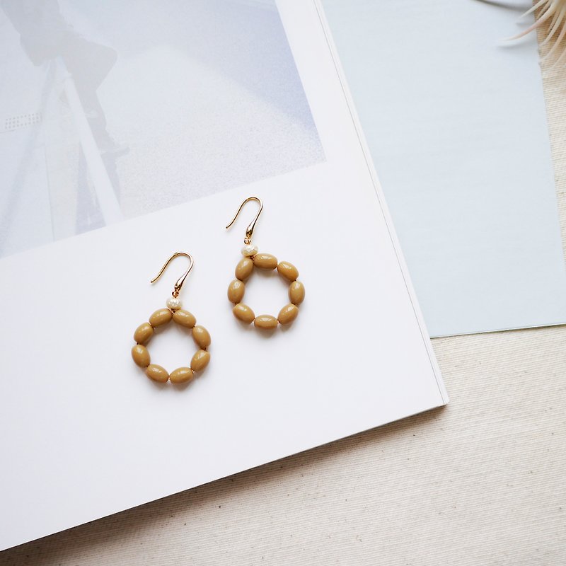[] Pearl milk tea yellow gold-plated Bronze earrings - Earrings & Clip-ons - Pearl Khaki