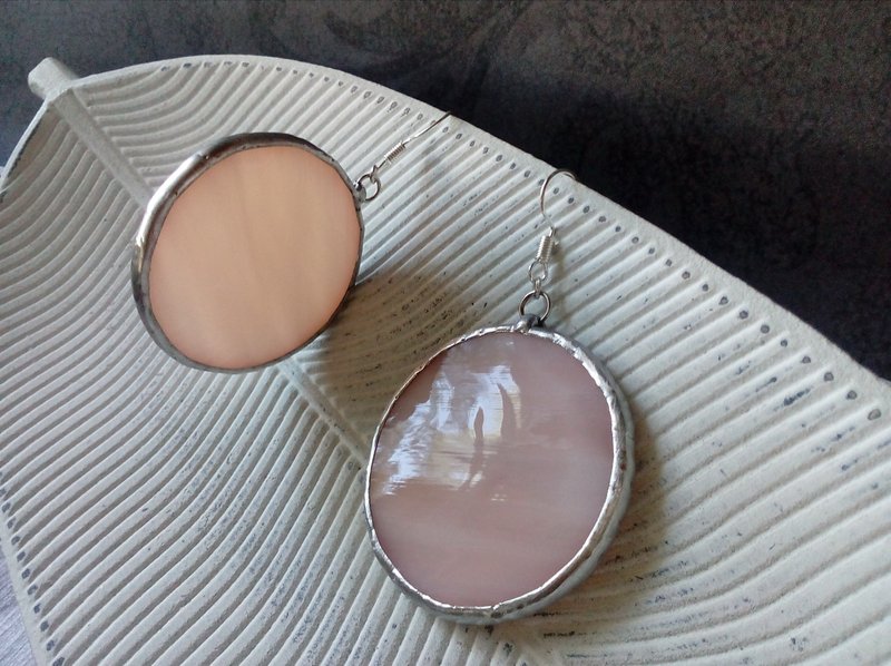 Pink salmon glass earrings. round circle earrings. stained glass earrings. - 耳環/耳夾/耳骨夾 - 玻璃 粉紅色