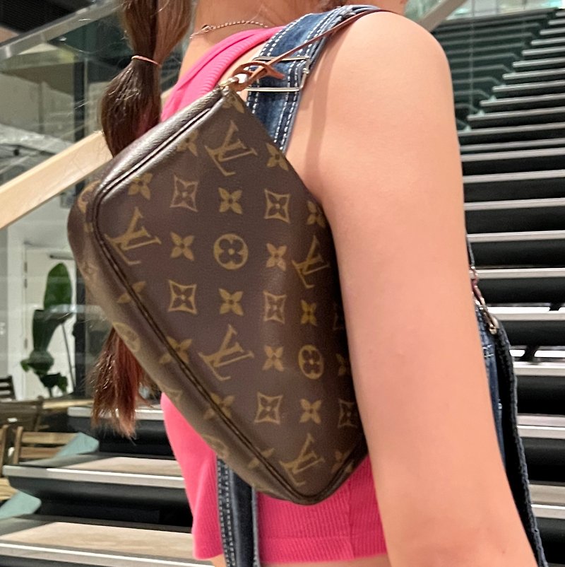 LOUIS VUITTON LV Pochette accessory pouch bag handbag side backpack - กระเป๋าแมสเซนเจอร์ - หนังแท้ สีนำ้ตาล