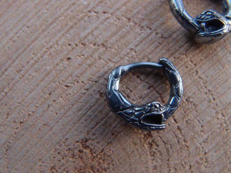 Ouroboros snake Black silver Hoop Earrings Pair 16mm-0.65 inch Jormungandr - ต่างหู - เงินแท้ สีดำ