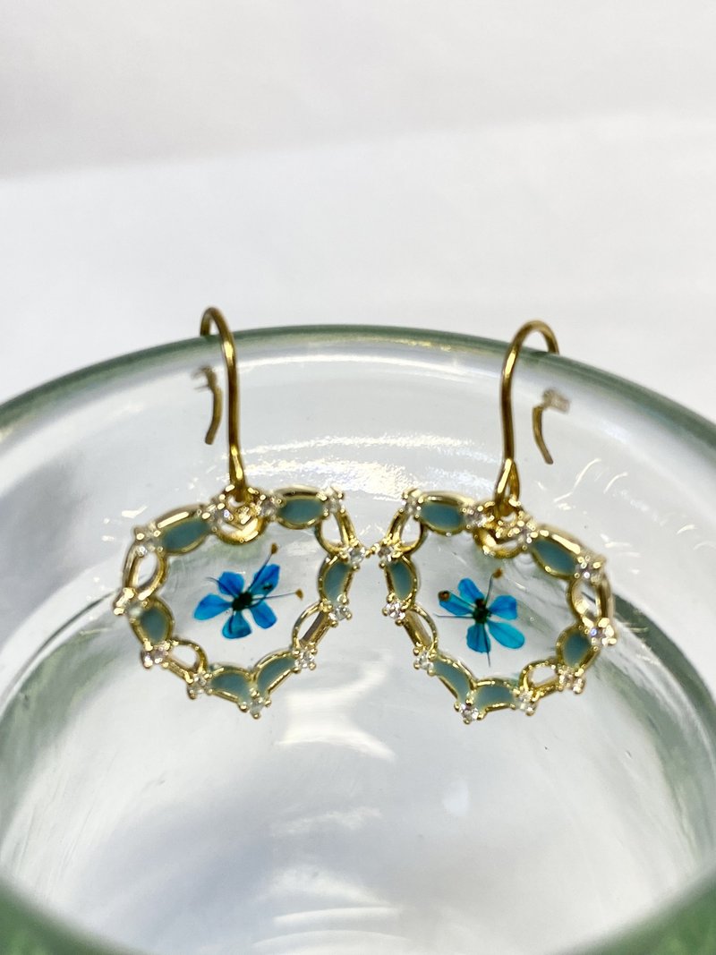 Real flower Pressed Flower Earrings with 18KGP earrings - Earrings & Clip-ons - Plants & Flowers Blue