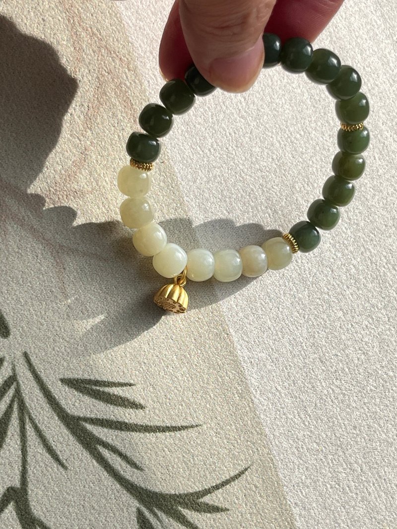 7mm天然和田玉 /和闐玉-漸變色晴水玉. 925銀蓮蓬小墜設計手串 - 手鍊/手環 - 玉石 綠色