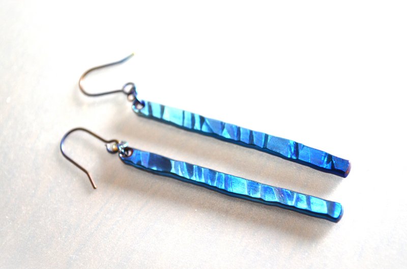 Titanium　pierced earrings・チタン製ピアス・ブルースティック・42mm - 耳環/耳夾/耳骨夾 - 其他金屬 藍色