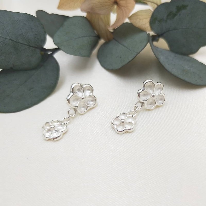 Five-petal flower sterling silver earrings - ต่างหู - เงินแท้ สีเงิน
