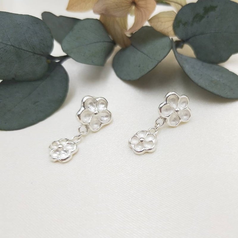 Five-petal flower sterling silver earrings - ต่างหู - เงินแท้ สีเงิน