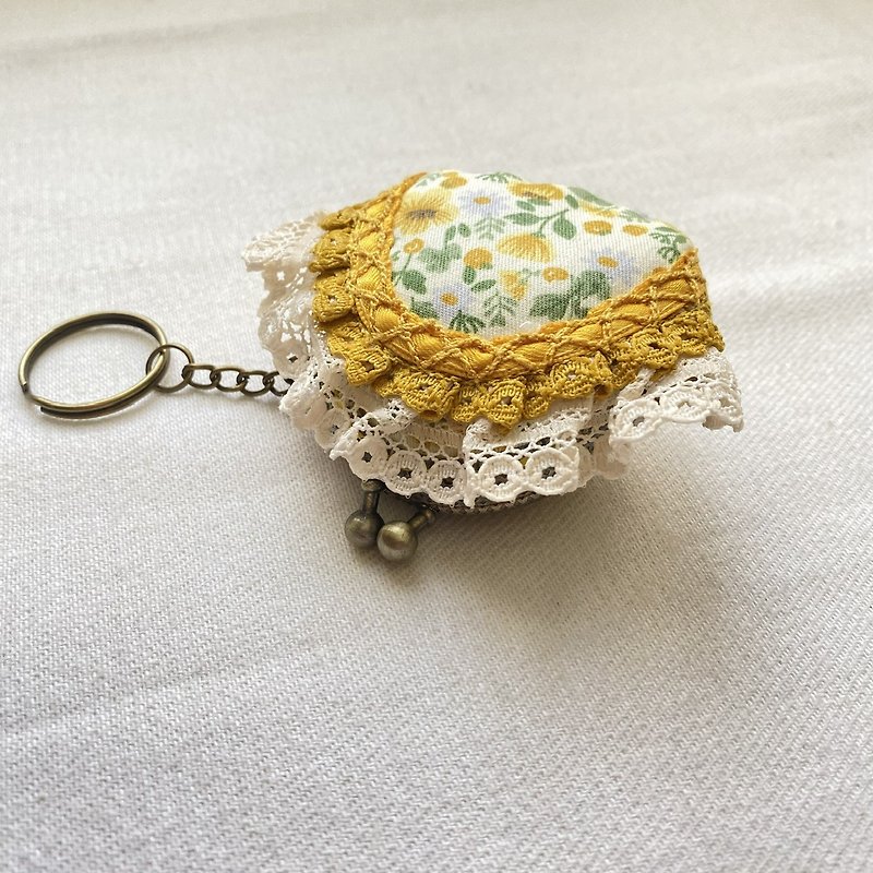 Flower ingot design kiss lock bag keychain - กระเป๋าใส่เหรียญ - ผ้าฝ้าย/ผ้าลินิน 