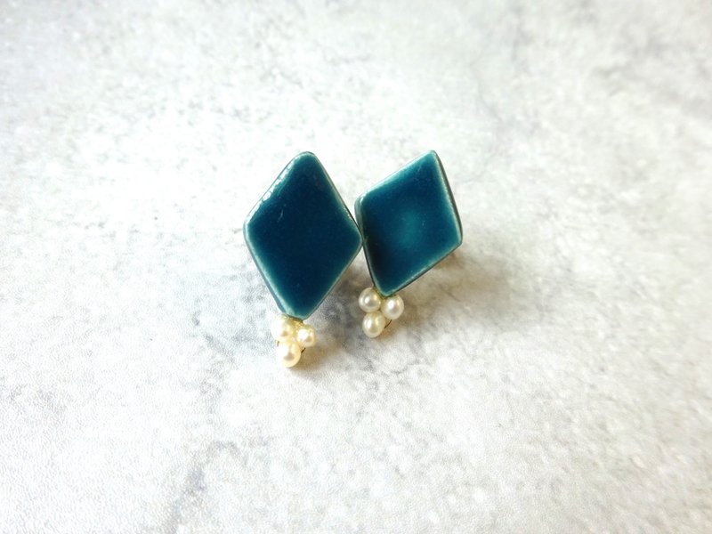 hishigata freshwater pearl earrings/ Clip-On /dark green - ต่างหู - ดินเผา สีเขียว