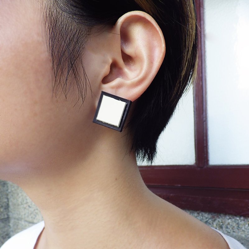 Diamond earrings genuine leather ear pin black and white Kai handmade leather - Earrings & Clip-ons - Genuine Leather White
