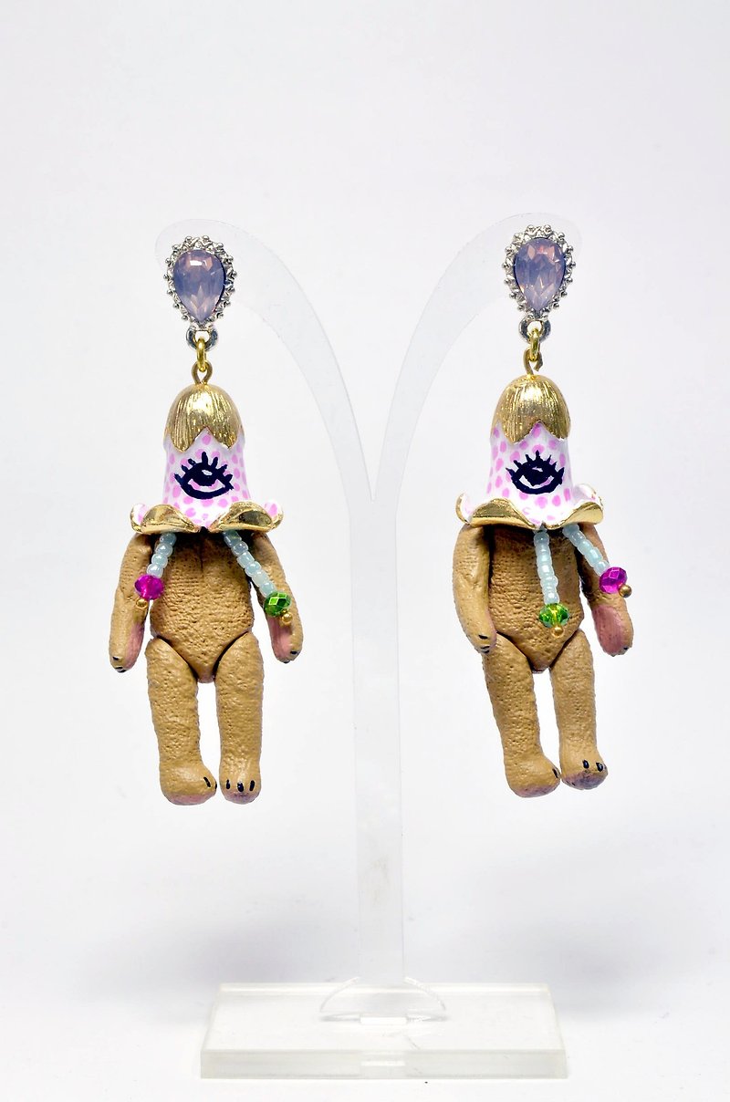TIMBEE LO Golden Single Eyed Bell Orchid Head Bear Monster Earrings for sale - ต่างหู - พลาสติก สีนำ้ตาล