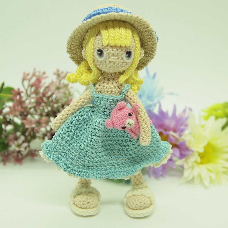 鉤針娃娃/ amigurumi /夏天的女孩 / 帶著迷你粉色小熊 / 草帽 - 公仔模型 - 棉．麻 藍色