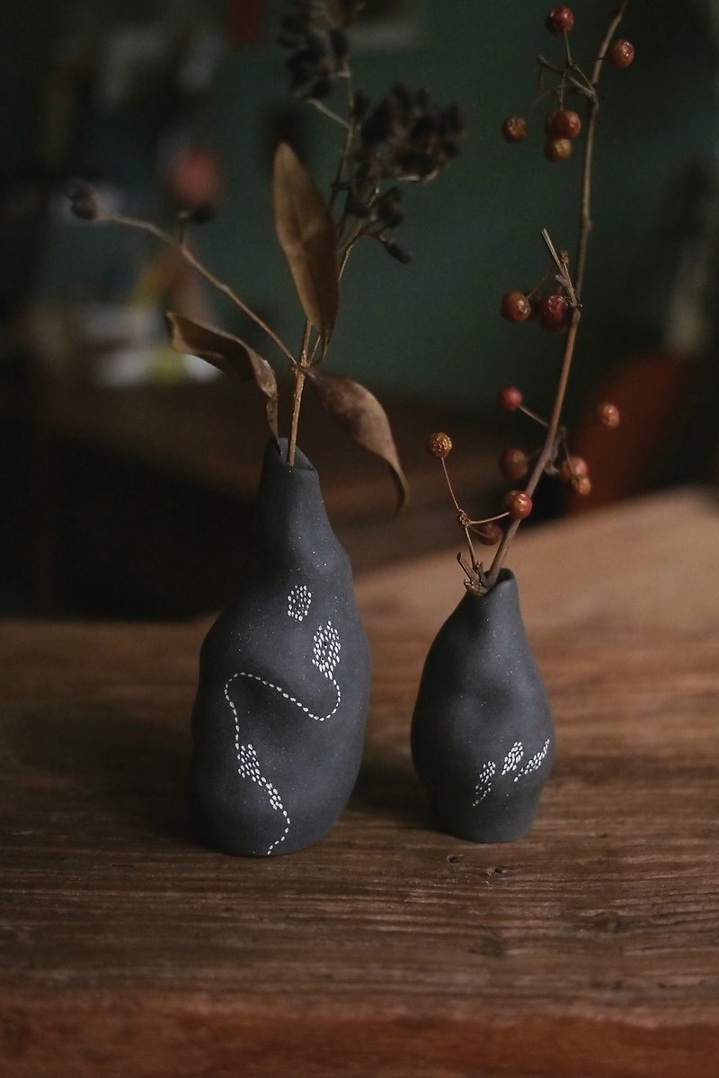 Japanese black clay small vase/flower vessel/decoration/ceramics - Pottery & Ceramics - Pottery Black