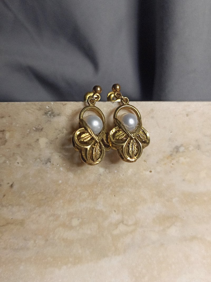 [Old Bronze Limited] Small Pouch Pearl Short Earrings/Freshwater Pearls - ต่างหู - ไข่มุก หลากหลายสี