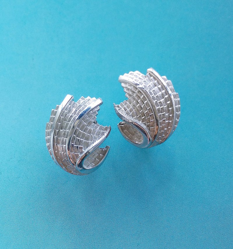 Vintage Jewelry 西洋古董飾品 TRIFARI 銀色調 山甲紋 夾式耳環 - Earrings & Clip-ons - Other Metals Silver