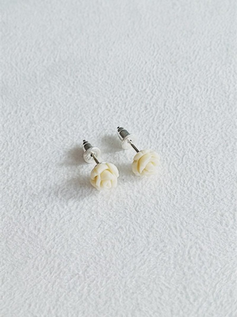玫瑰・耳環 米白 925純銀【SZE1658】 - 耳環/耳夾 - 塑膠 白色