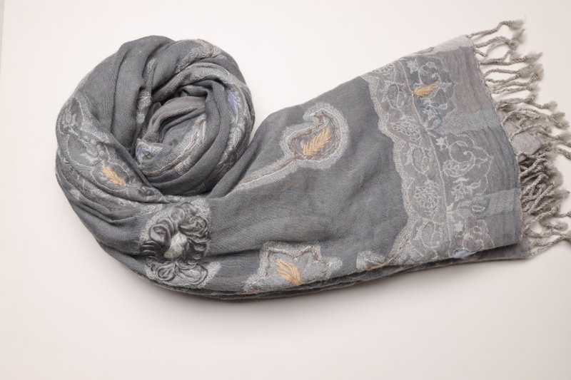 【クリスマスギフト】カシミヤボイルドウール手刺繍ストール・ショール（フォググレーの蔓模様） - マフラー・ストール - ウール グレー