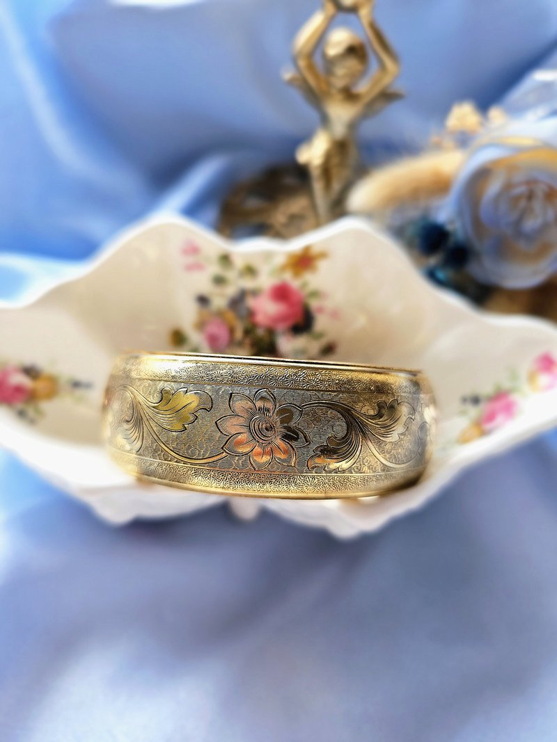 維多利亞雕刻花卉設計復古老奶奶手環/美國西洋古董飾品 - 手鍊/手環 - 其他金屬 