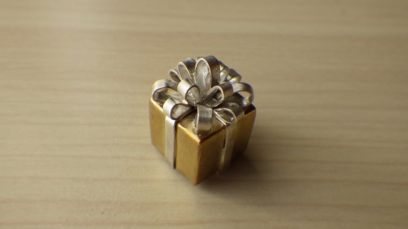 Gift Box Pendant - 項鍊 - 其他金屬 金色