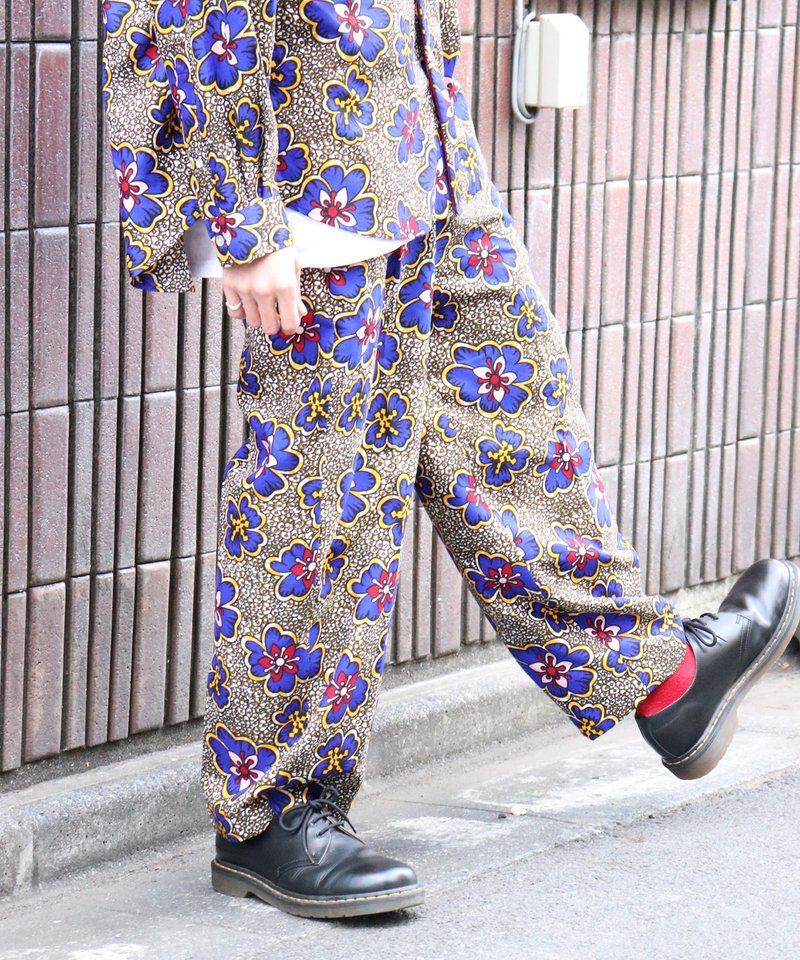 AFRICA EASY TUCK PANTS(POPCORN FROWERS) - 中性長褲/短褲 - 聚酯纖維 藍色