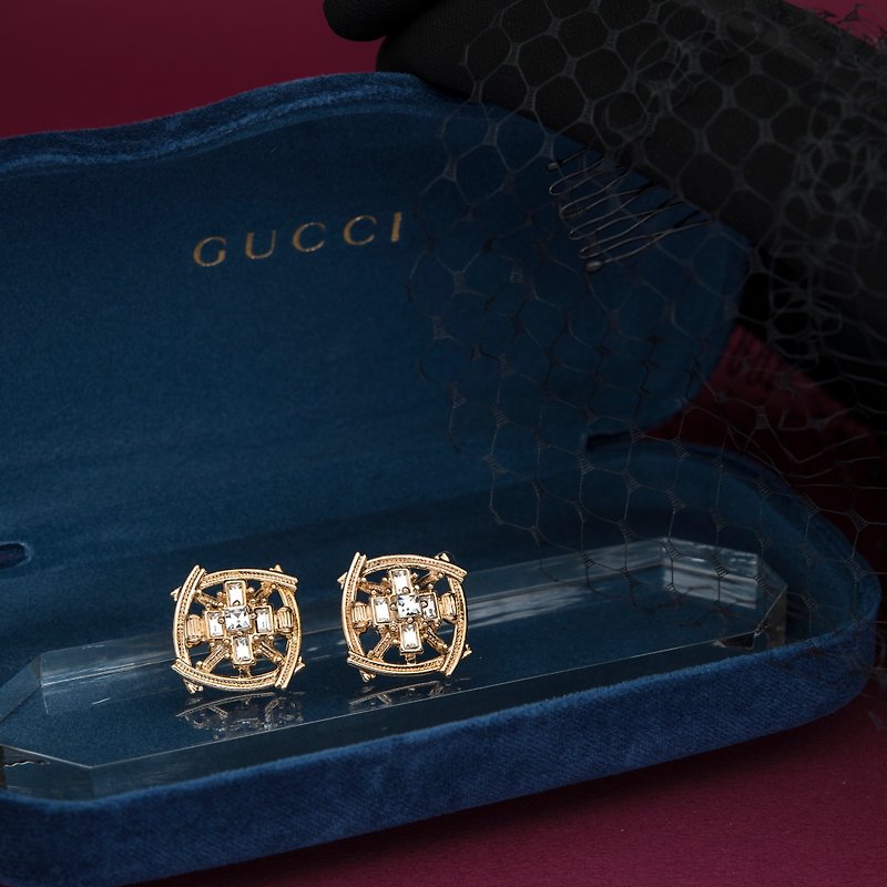 Button Haute Couture Series Earrings-Balanced Diamond - ต่างหู - คริสตัล สีทอง
