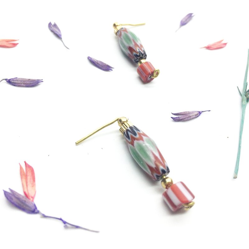 Laolin Grocery Travelin l Nepalese glass beads - round and round. Ear hook l ear pin l ear clip - ต่างหู - แก้ว สีน้ำเงิน
