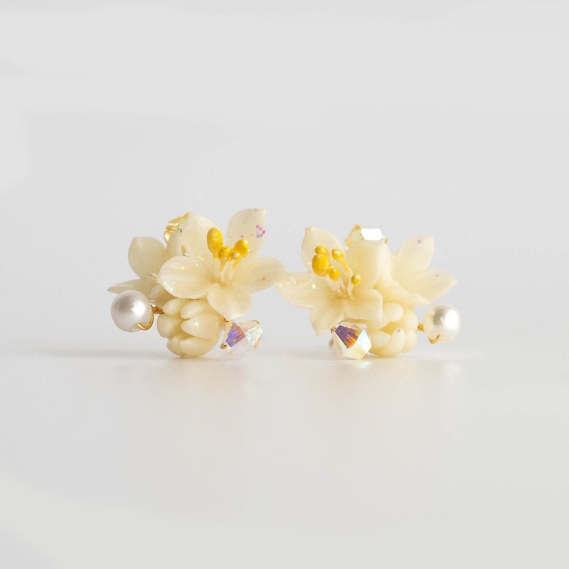 Bouquet earrings/light yellow/Japanese floral resin clay handmade earrings - ต่างหู - พืช/ดอกไม้ สีเหลือง