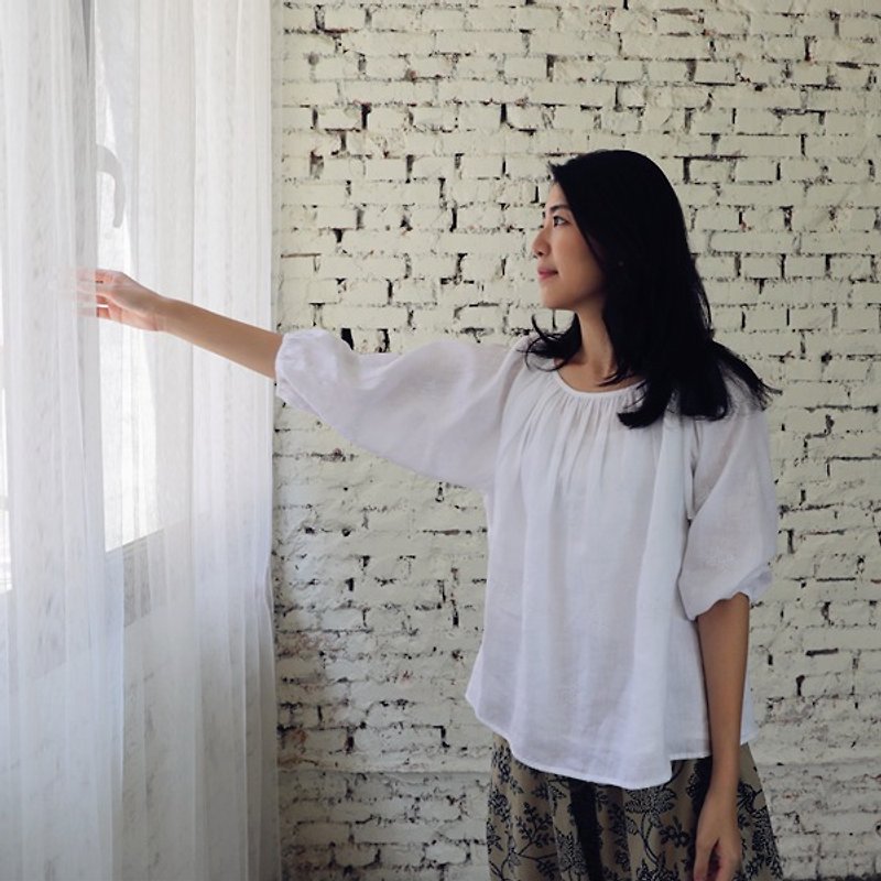[Throw cloth for the clothing Qing Huan] white linen embroidered blouse original design - Women's Tops - Cotton & Hemp White