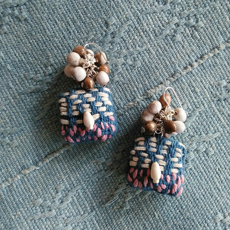 Square embroidery earrings / indigo / hand-woven cloth juzudama job's tears - ต่างหู - ผ้าฝ้าย/ผ้าลินิน สีน้ำเงิน
