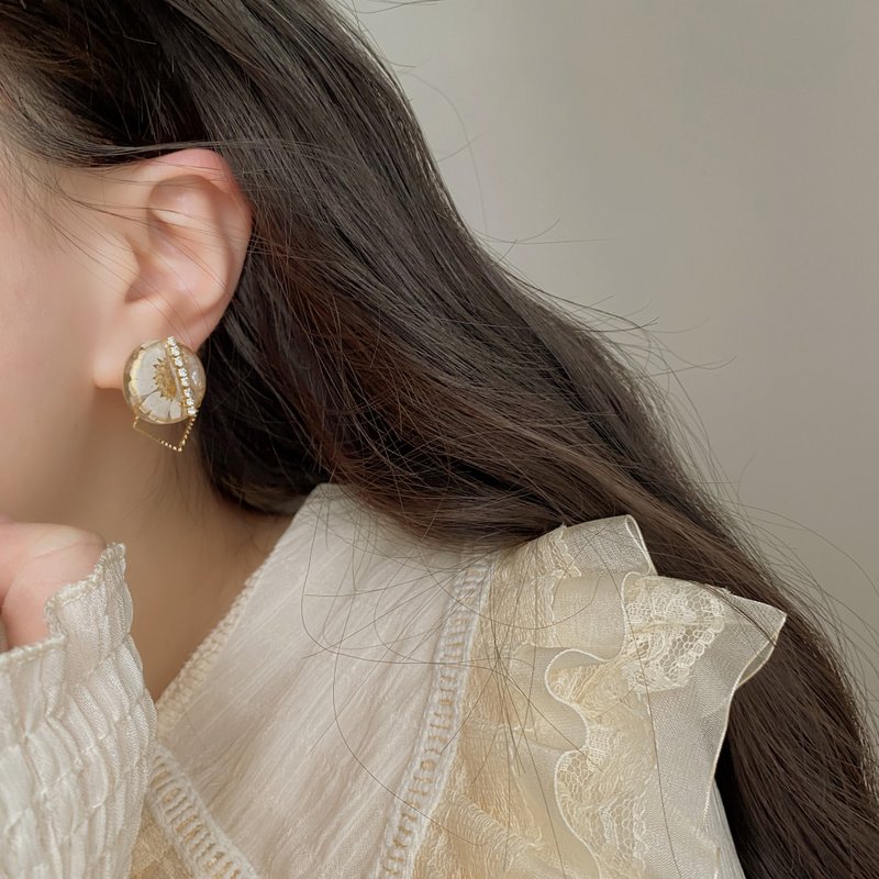 | Lu | Dry Flower Earrings - ต่างหู - พืช/ดอกไม้ สีเหลือง